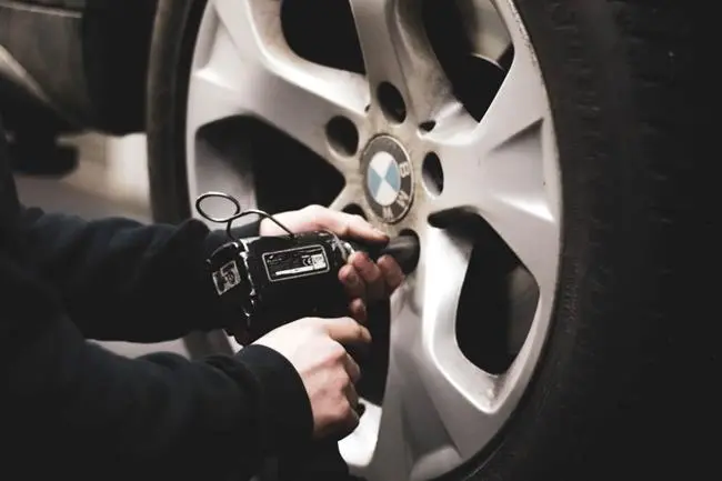 tightening the bolts in the wheel after changing the tire