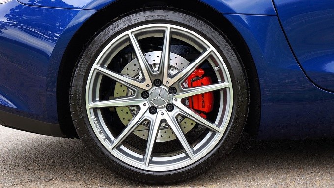 A protective rim on a car tyre